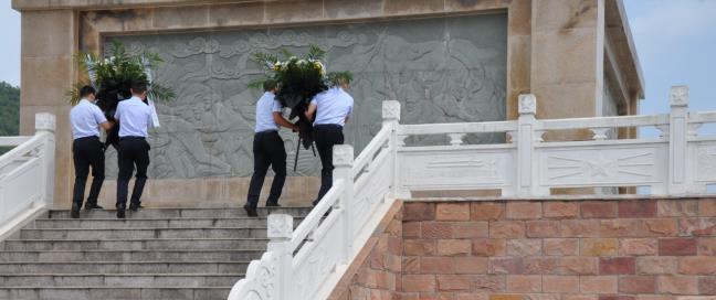 党员代表向革命先烈敬献花篮.jpg