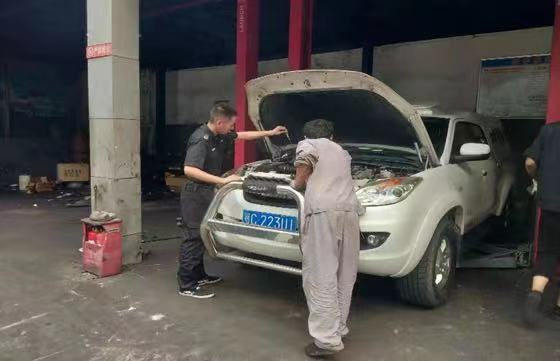 对故障车辆进行维修.jpg